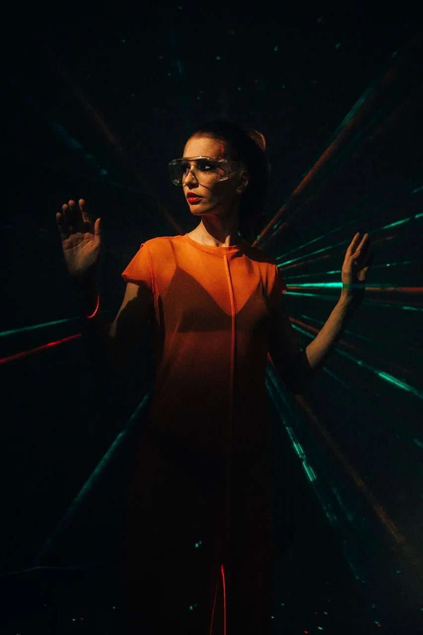 Portret z futurističnimi svetlobnimi efekti