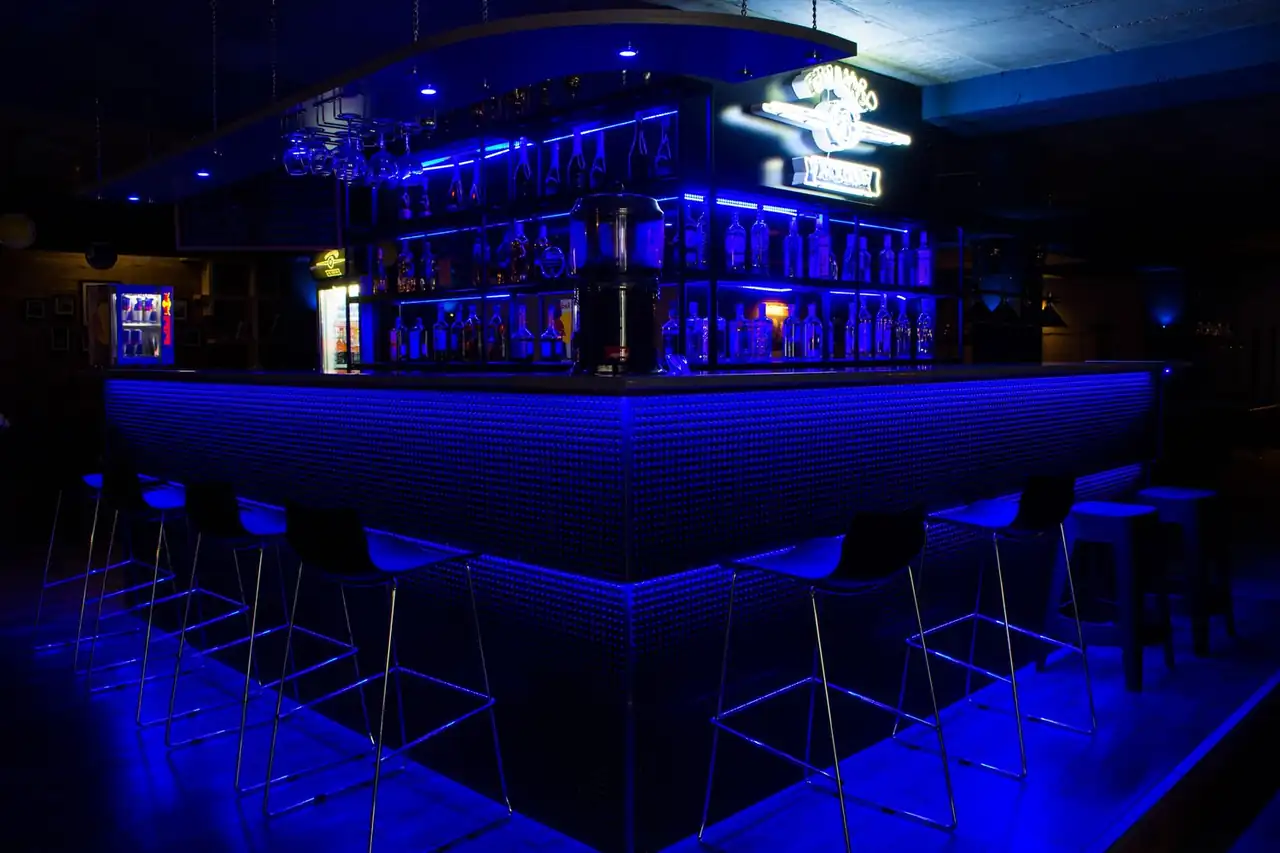 Futurističen bar s modro neonsko osvetlitvijo